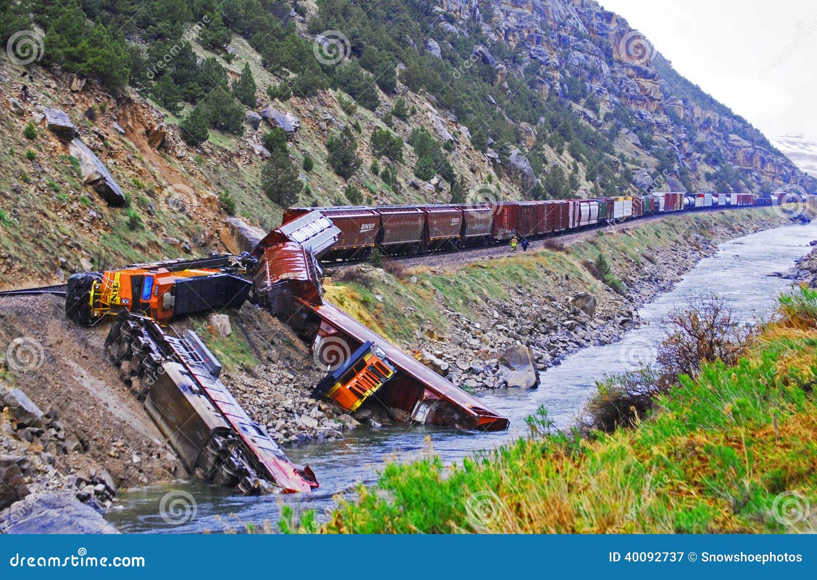 train-wreck-took-place-canyon-next-to-river-40092737.jpg