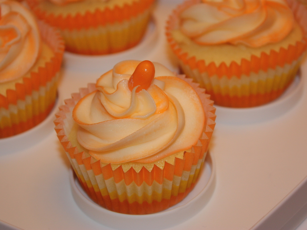 1024x768_789699kq2r_orange-creamsicle-cupcake.jpg