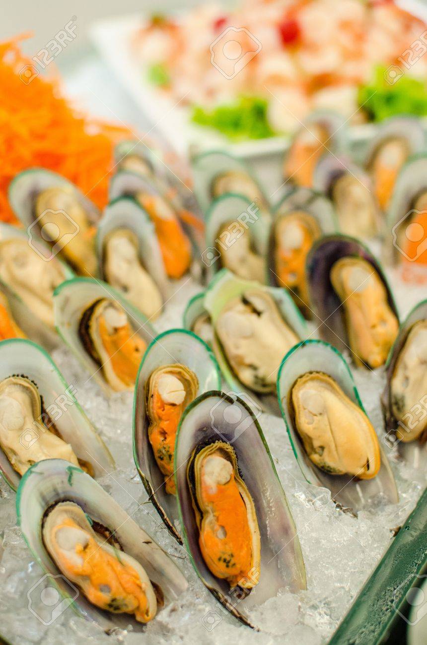 21947404-fresh-mussels-on-ice-tray-in-seafood-buffet-set.jpg