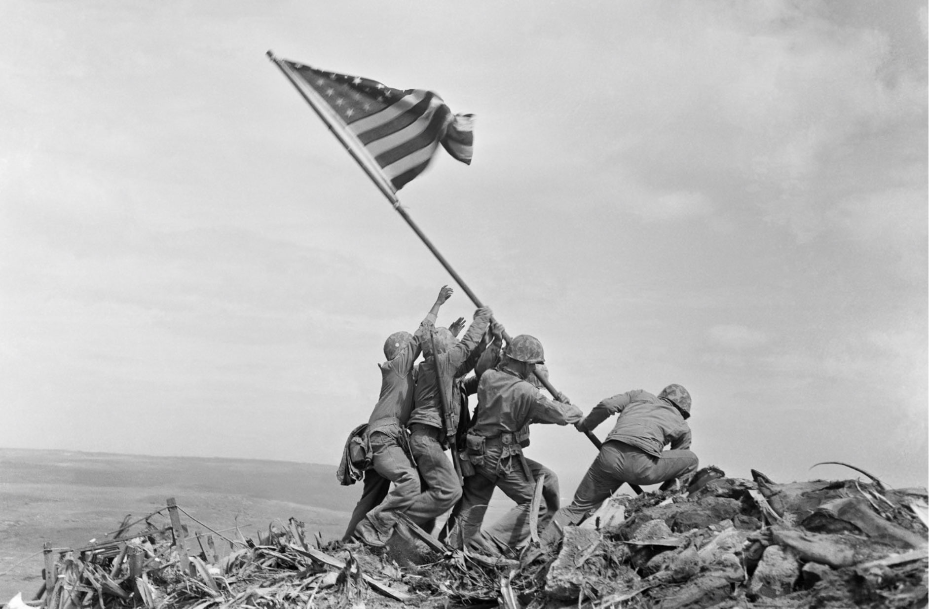 Iwo-Jima-raising-the-US-flag.jpg