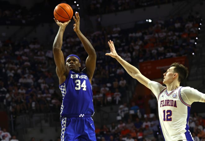 Kentucky center Oscar Tshiebwe scored two of his game-high 27 points on a jumper over Colin Castleton of Florida.