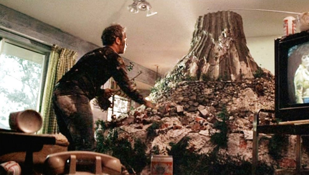 close-encounters-of-the-third-kind-1977-010-dreyfuss-building-mountain-in-living-room.jpg
