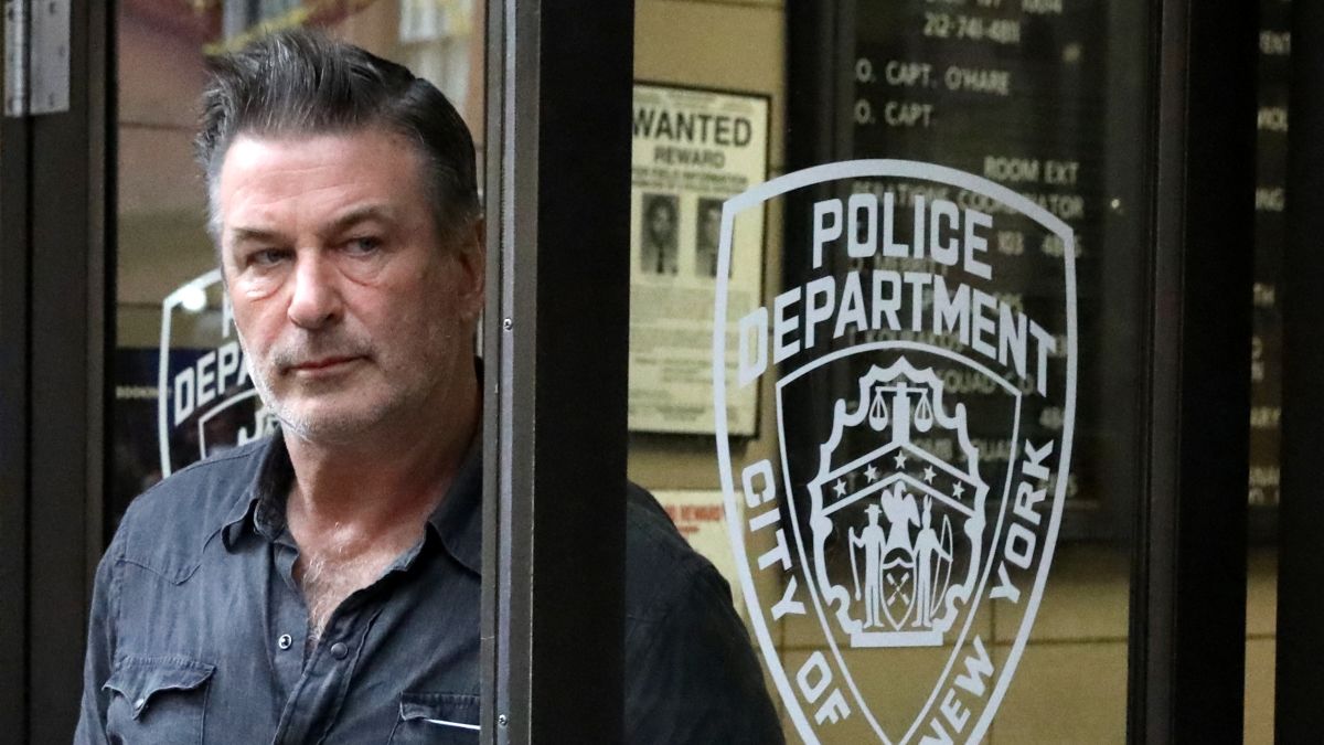 https%3A%2F%2Fcdn.cnn.com%2Fcnnnext%2Fdam%2Fassets%2F181102161911-alec-baldwin-arrest-1102.jpg