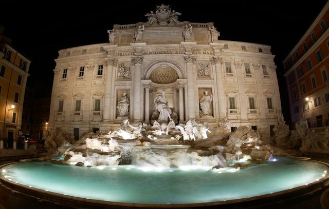 Is-the-trevi-fountain-lit-up-at-night