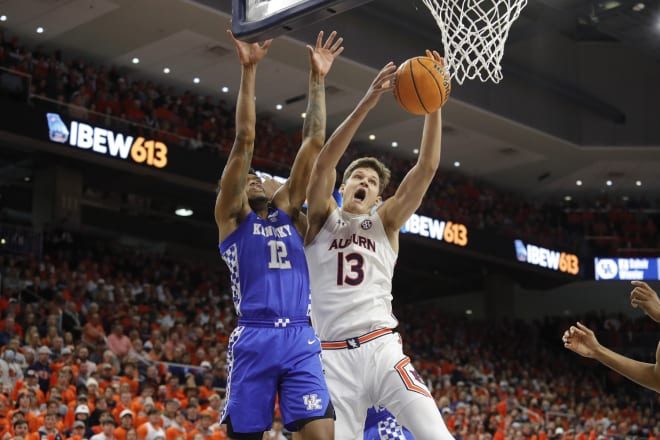 Auburn's Walker Kessler battled Kentucky forward Keion Brooks for a rebound in Saturday's game.