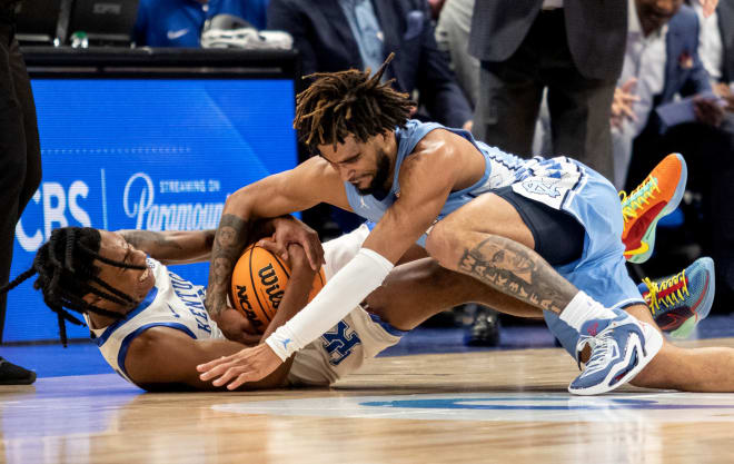 Kentucky's Rob Dillingham and North Carolina's RJ Davis battled for a loose ball on Saturday in the CBS Sports Classic in Atlanta.