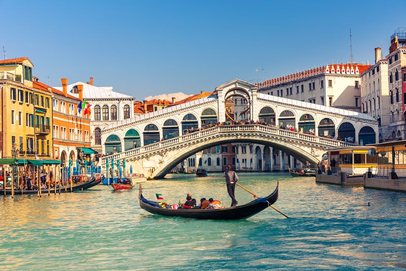 The-most-beautiful-places-in-Italy-Rialto-Bridge-in-Venice-DP.jpg