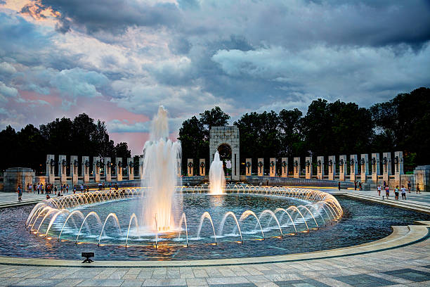 world-war-ii-memorial-in-washington-dc-at-sunset-picture-id462588799