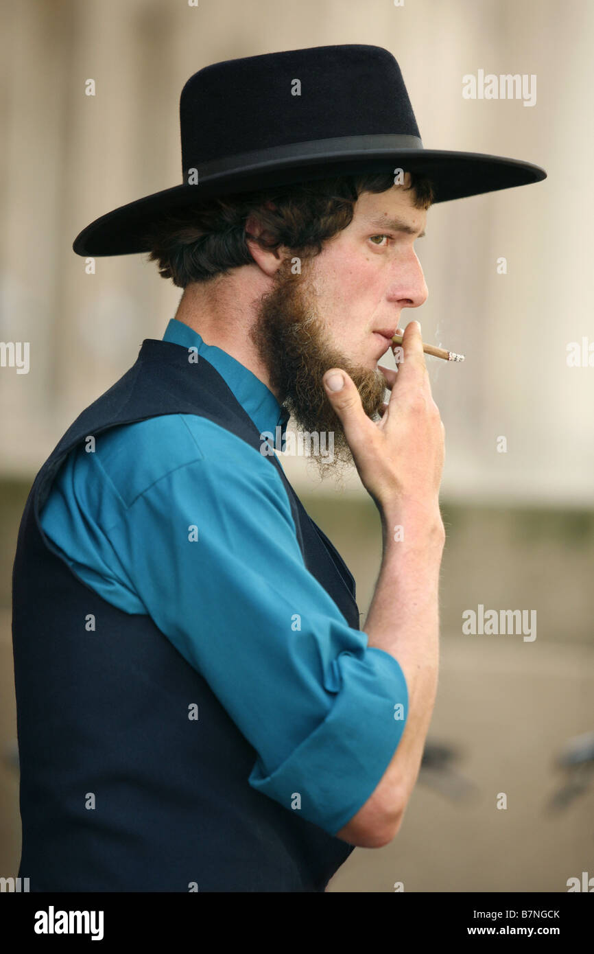 amish-man-smoking-toronto-ontario-canada-B7NGCK.jpg