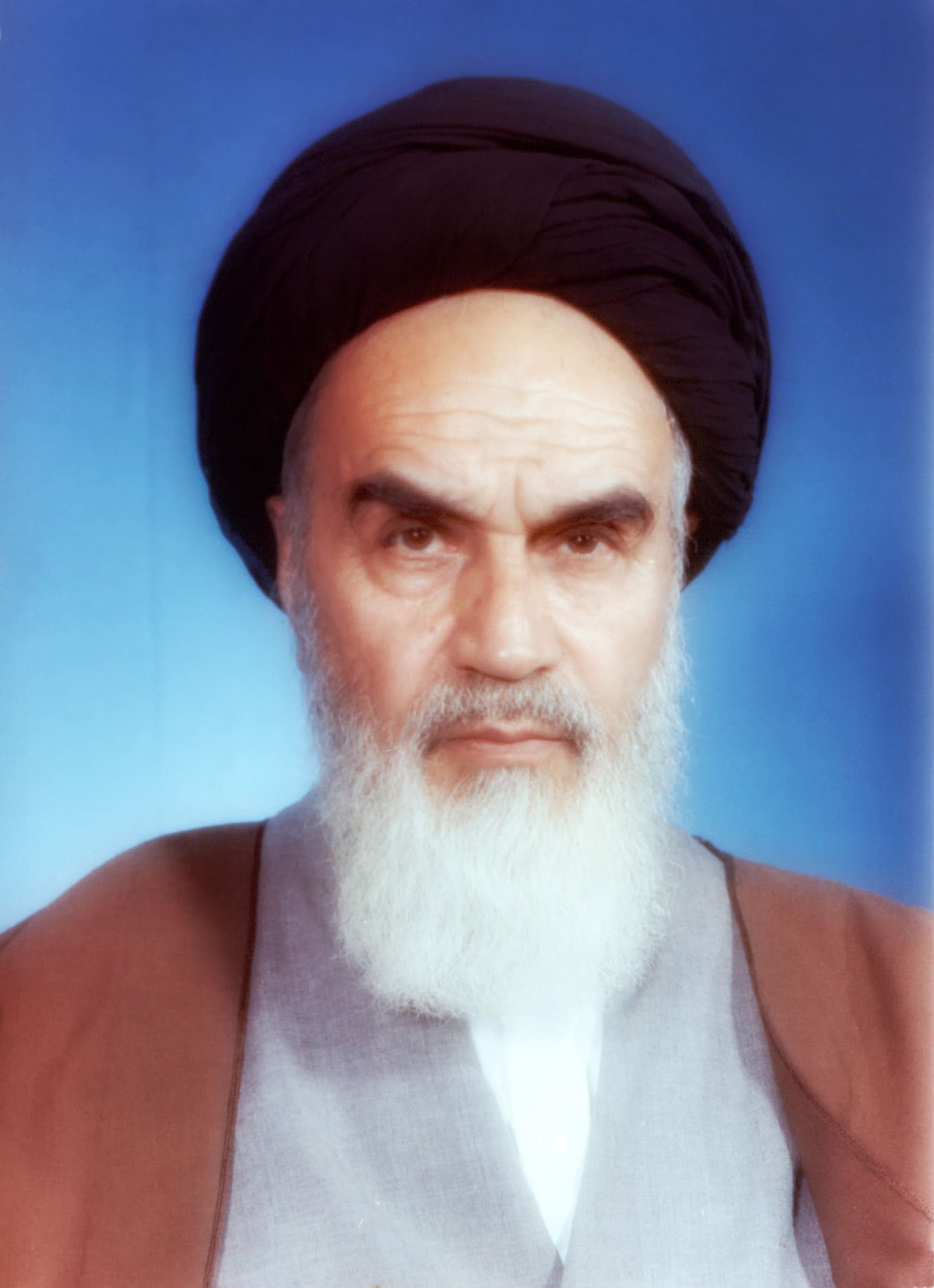 1200px-Portrait_of_Ruhollah_Khomeini.jpg