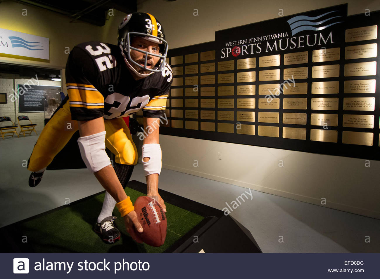 franco-harris-statue-at-the-western-pennsylvania-sports-museum-located-EFD8DC.jpg