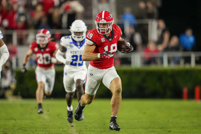 Georgia tight end Brock Bowers broke away from the Kentucky defense in the first half of Saturday's game in Athens, Ga.
