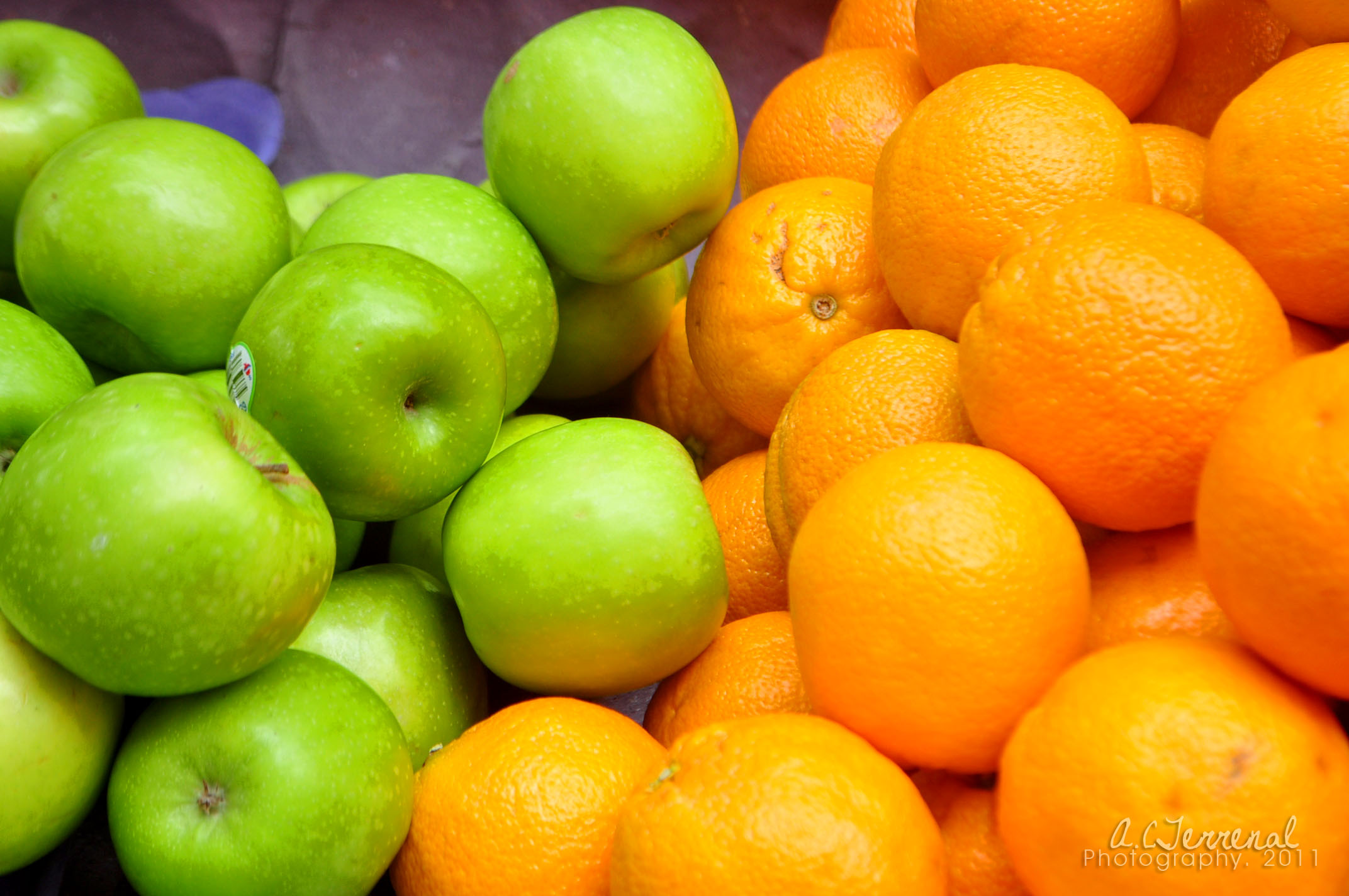 green_apples_or_oranges__by_annaterrenal-d3h352o.jpg