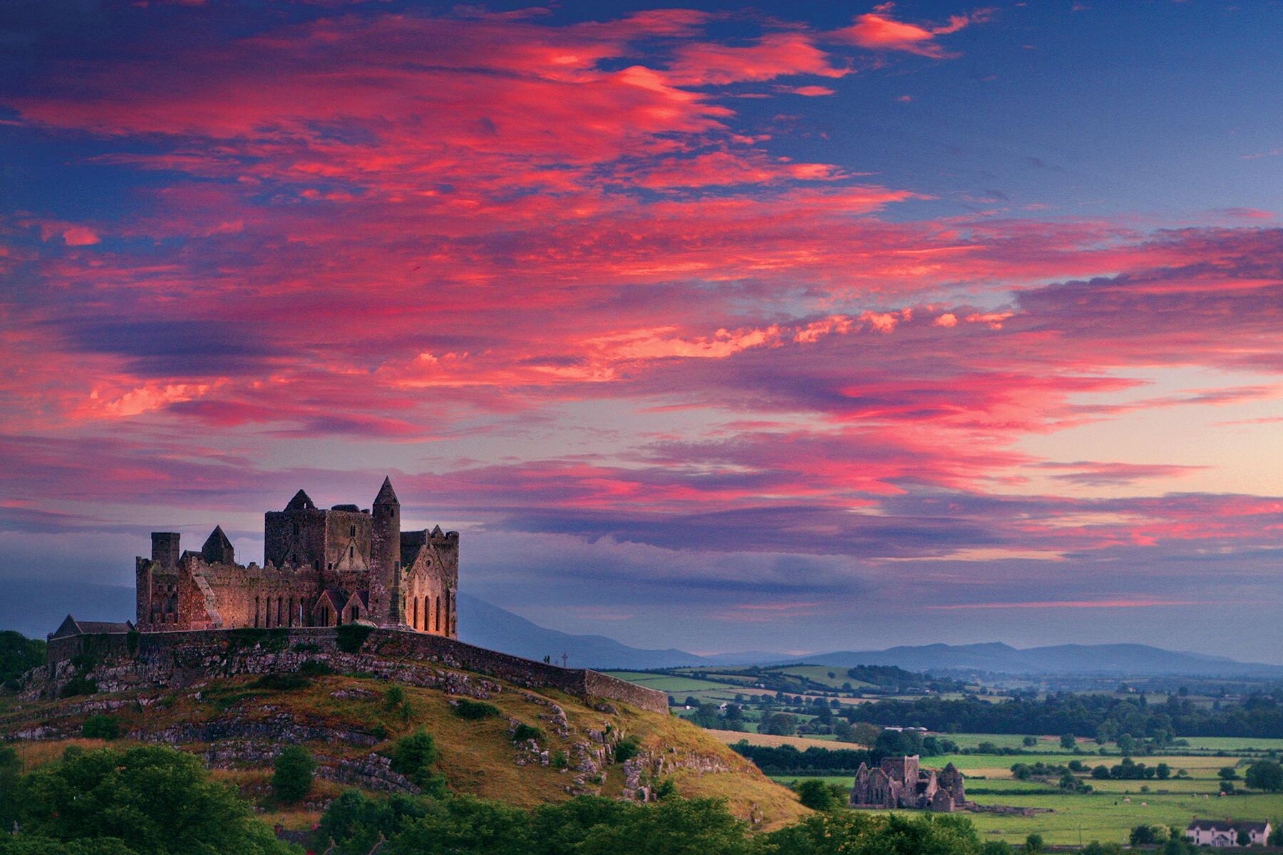 00_BestHistoricalSitesInIreland__HERO_The-Rock-of-Cashel.jpg