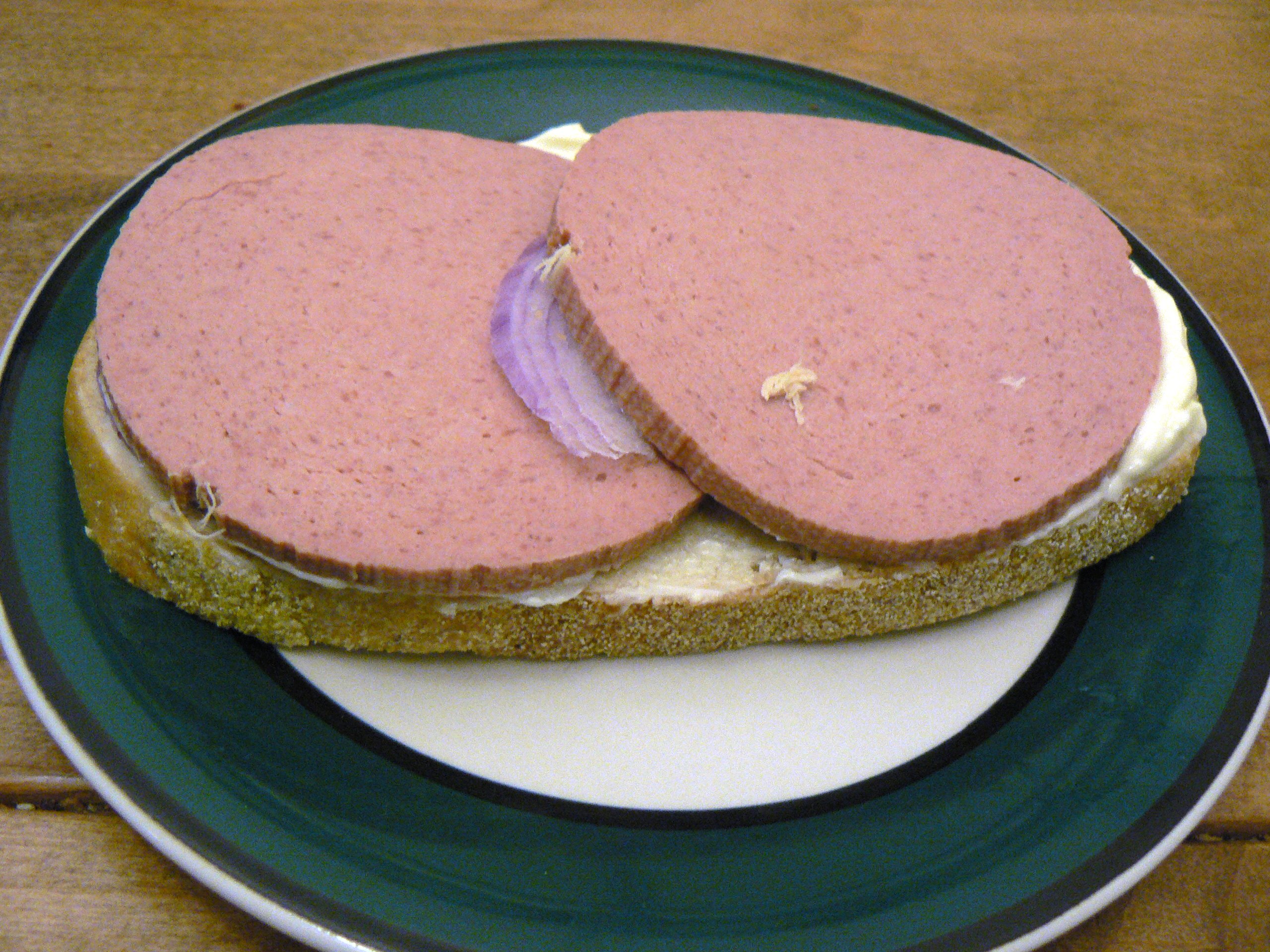 Liverwurst_slices_on_bread..jpg