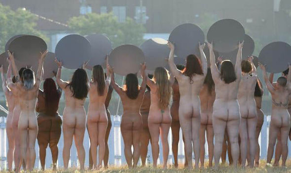 Spencer-Tunick-protest-690682.jpg