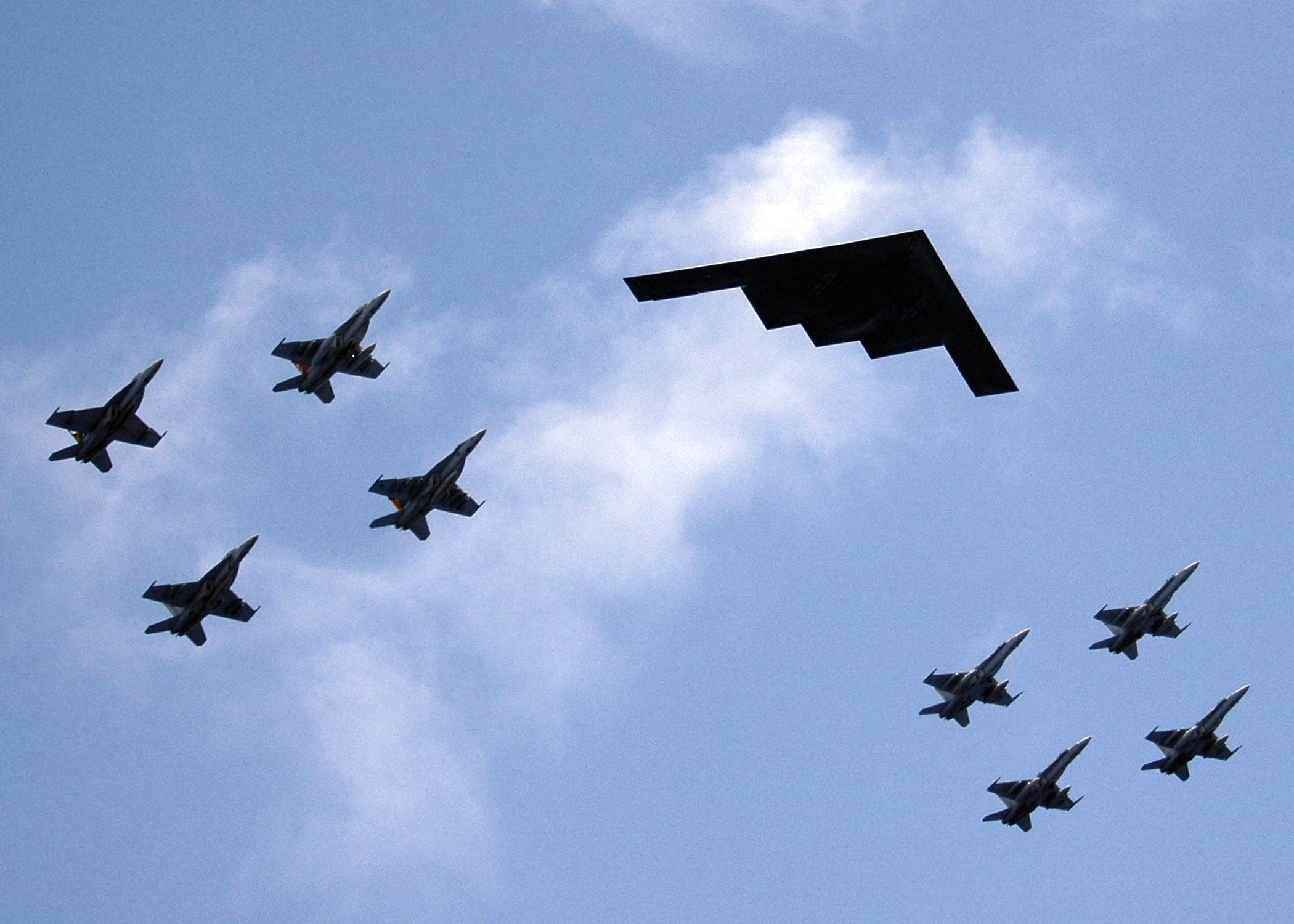 Valiant_Shield_-_B2_Stealth_bomber_from_Missouri_leads_ariel_formation.jpg