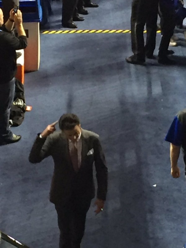 pitino-flips-off-UK-crowd-Dec-2015.jpg