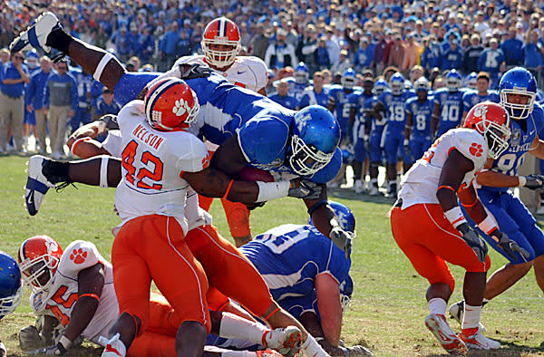 Kentucky's Micah Johnson dove into the end zone for a touchdown in the Wildcats' 28-20 win over Clemson in the 2006 Music City Bowl.