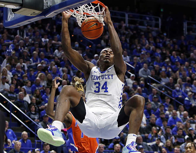 Kentucky's Oscar Tshiebwe slammed in two of his game-high 27 points on Saturday against Florida.