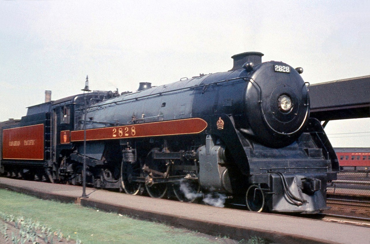 CPR-2828-Royal-Hudson-at-Westmount-QC-1957-Bill-Thomson-IMG-889e2s-edic-despec-cc-sat-shrp-1280x845.jpg