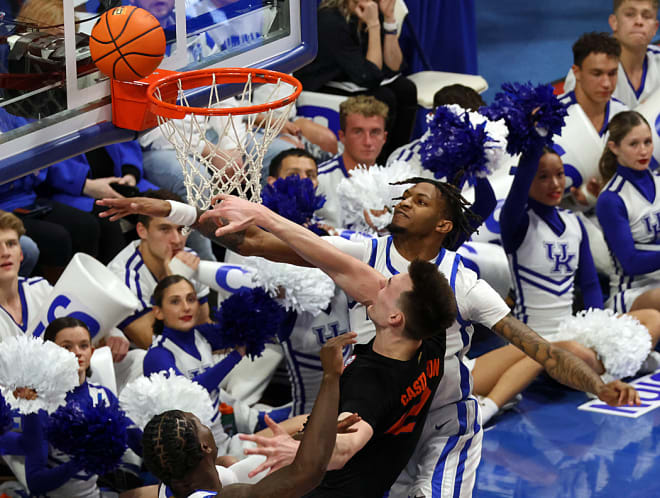 Kentucky's Daimion Collins challenged a shot at the rim by Florida center Colin Castleton.