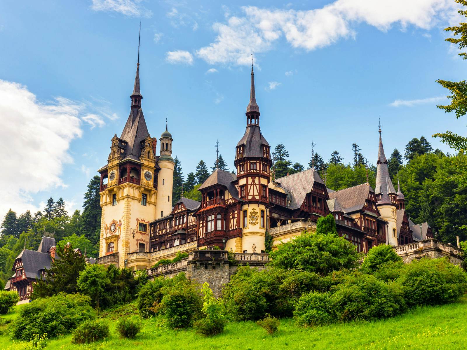 Peles-Castle-Romania-5df966f5d6a2.jpg