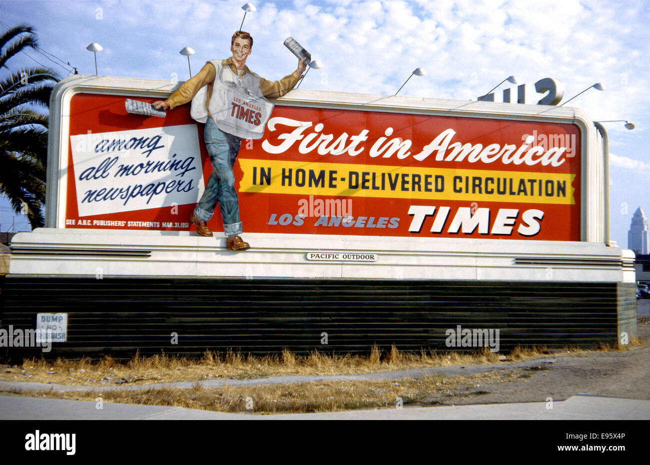 billboard-promoting-the-los-angeles-times-newspaper-in-downtown-los-E95X4P.jpg