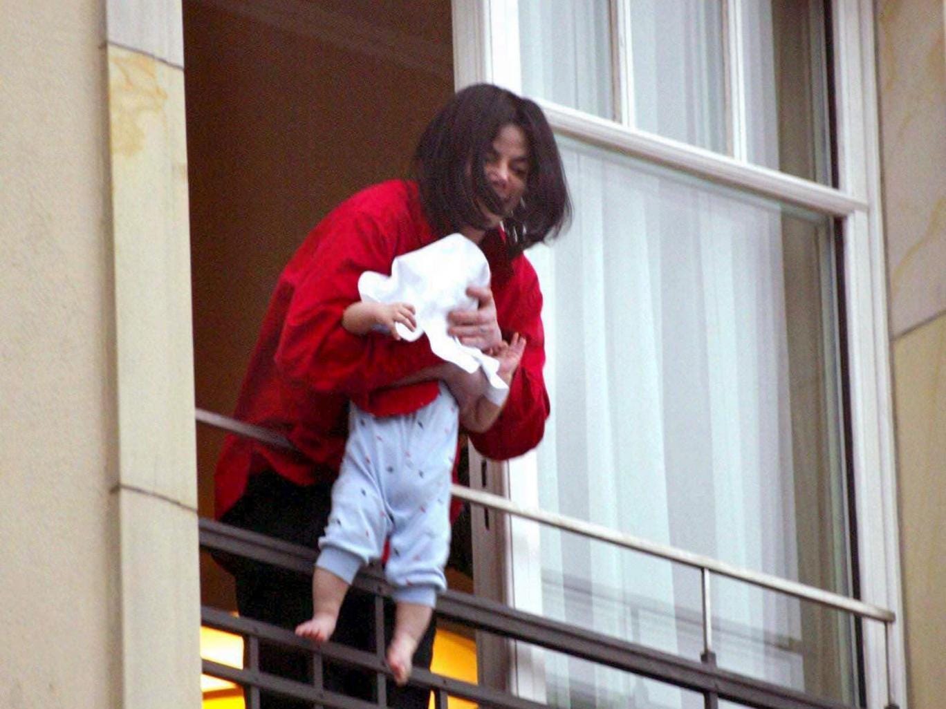 Michael-Jackon-dangles-baby.jpg