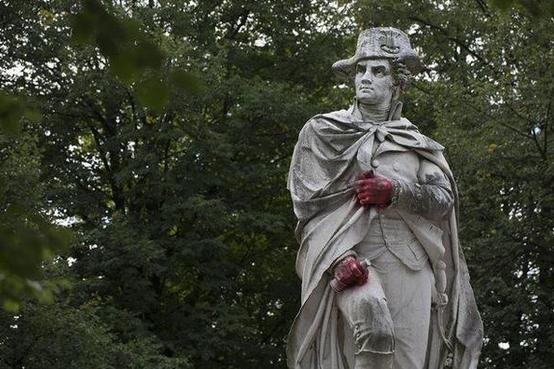 New-Jersey-police-investigating-after-hands-of-George-Washington-statue-painted-red.jpg