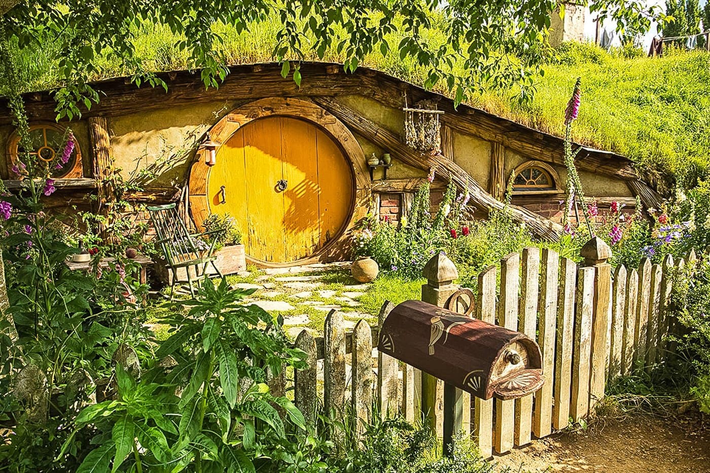 Hobbit-House-in-the-Shire-Hobbiton-Movie-Set-New-Zealand.jpg