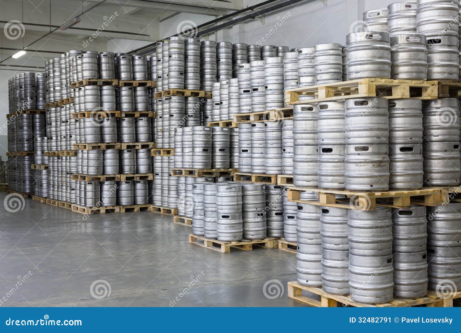pallets-beer-kegs-stock-brewery-ochakovo-moscow-oct-october-moscow-russia-largest-russian-company-32482791.jpg